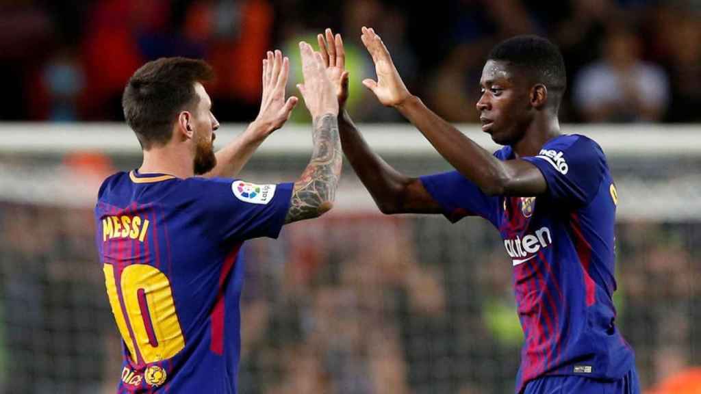 Messi saluda a Dembélé / EFE