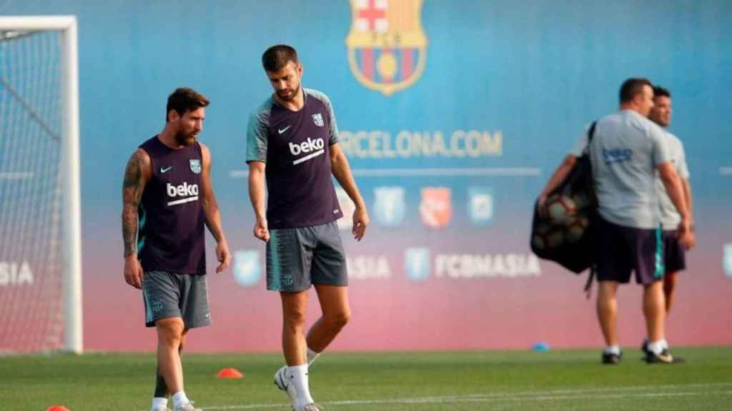 Una foto de archivo de Leo Messi y Gerard Piqué en un entrenamiento / FCB