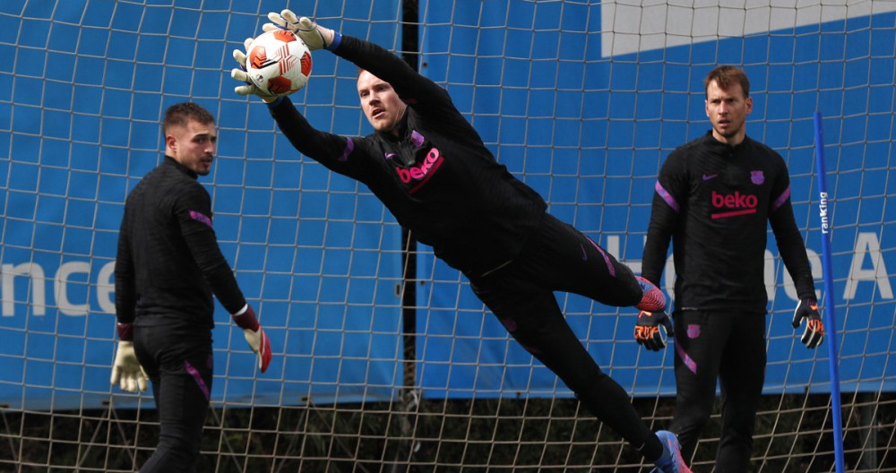 Ter Stegen, Neto y Arnau Tenas, durante un entrenamiento con el Barça / EFE