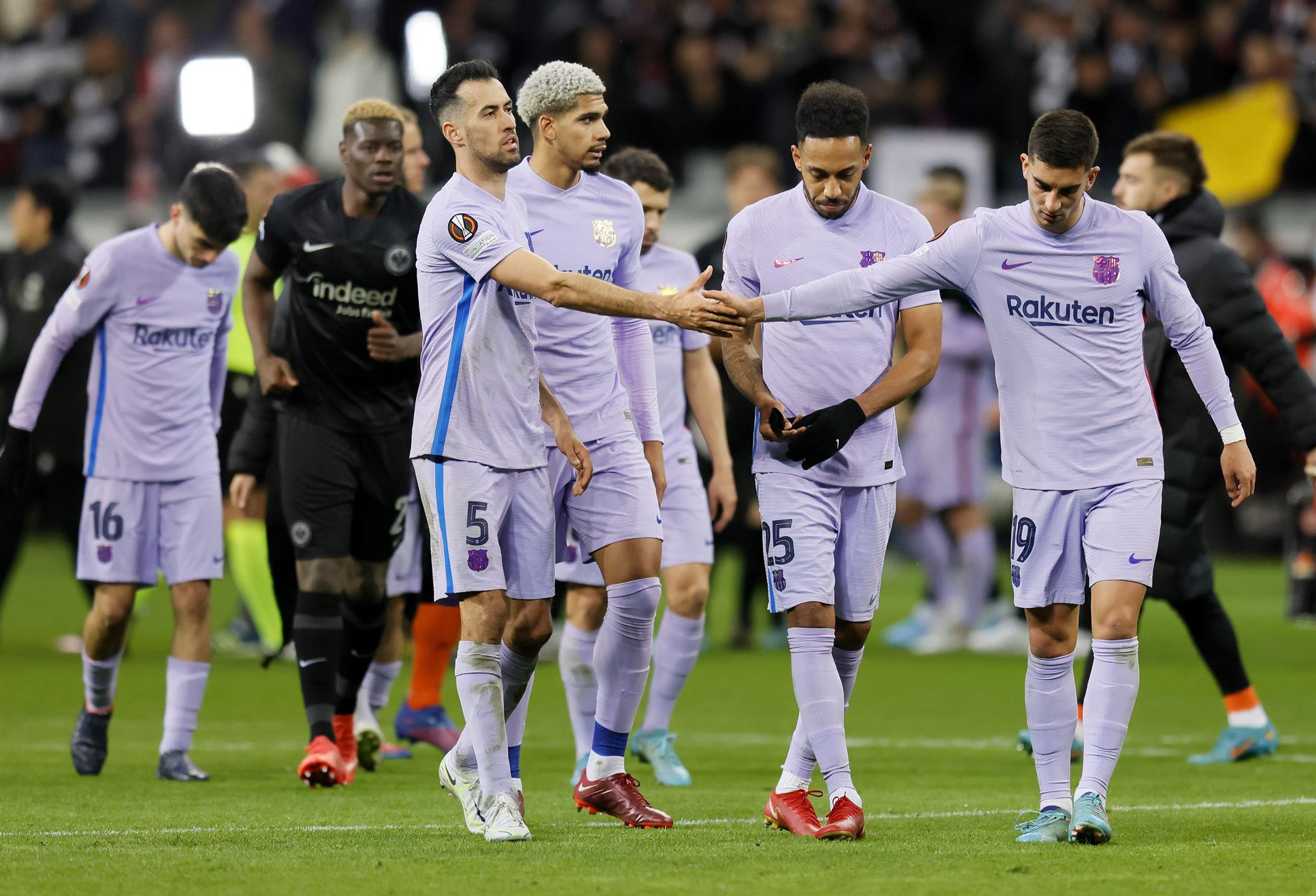 Los jugadores del Barça felicitan a Ferran por su gol