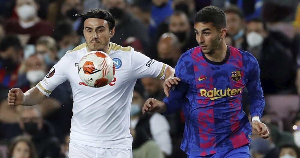 Ferran Torres, disputando el balón contra Mario Rui, en el partido entre el Barça y el Nápoles / EFE