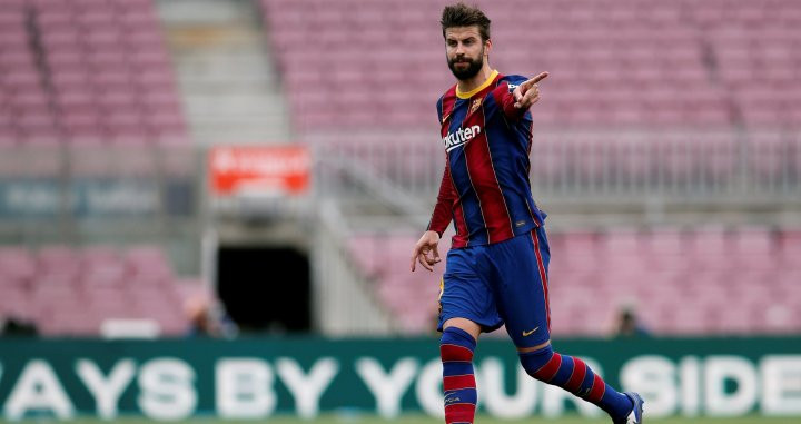 Piqué, en una acción ante el Celta / EFE