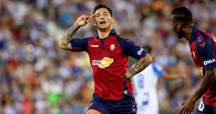 El Chimy Avila celebra un gol de Osasuna / EFE