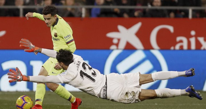 Una foto de Coutinho en una de las ocasiones que tuvo ante Bono durante el partido frente al Girona / EFE