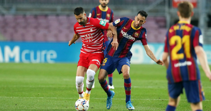 Sergio Busquets en una acción contra el Granada / FC Barcelona