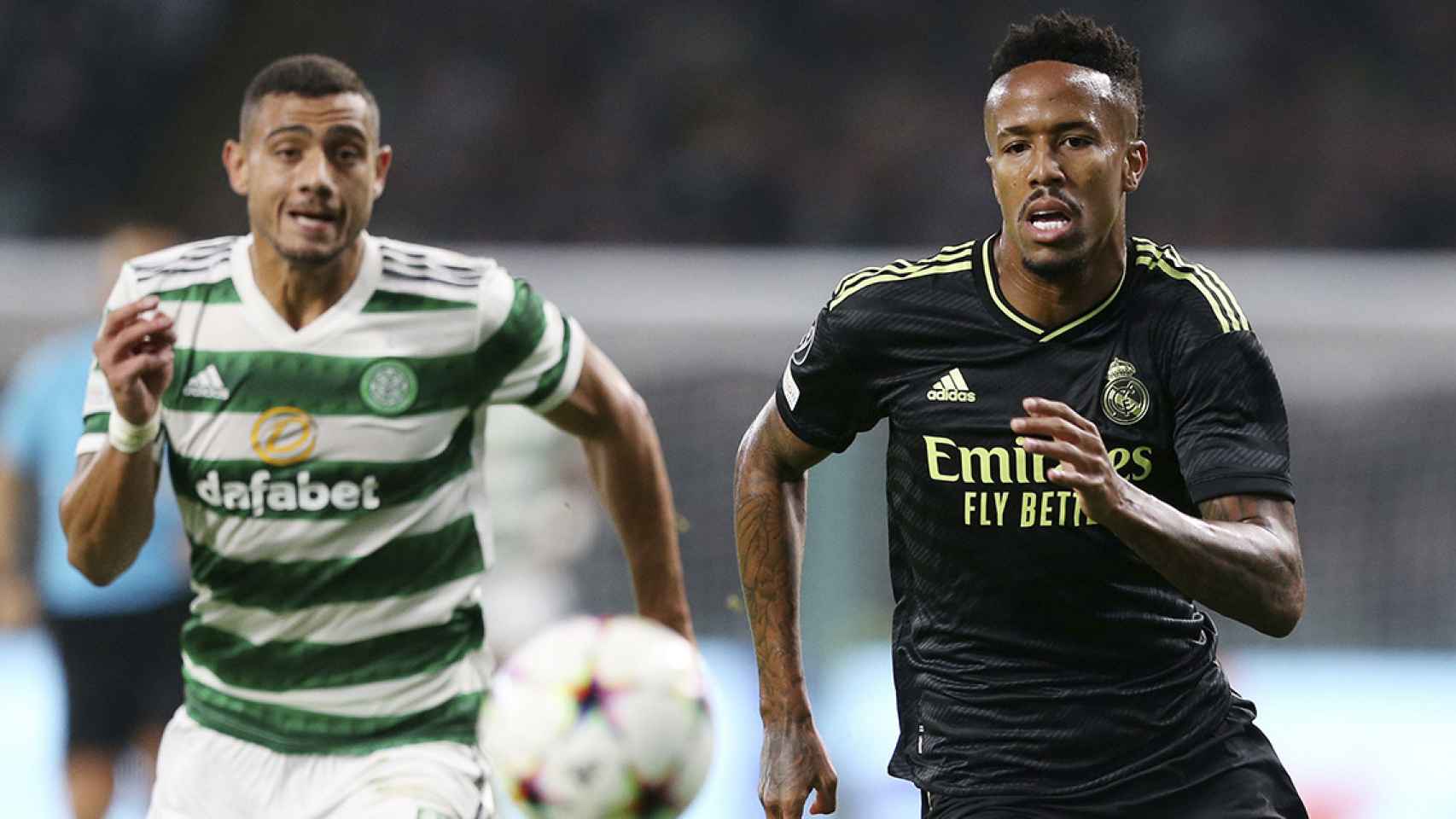 Eder Militao disputa el balón contra Giorgos Giakoumakis, durante el cruce entre Celtic y Real Madrid / EFE