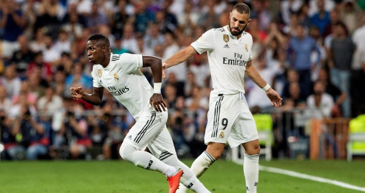 Karim Benzema abandona cabizbajo el terreno de juego en el último derbi para dar entrada a Vinicius / EFE