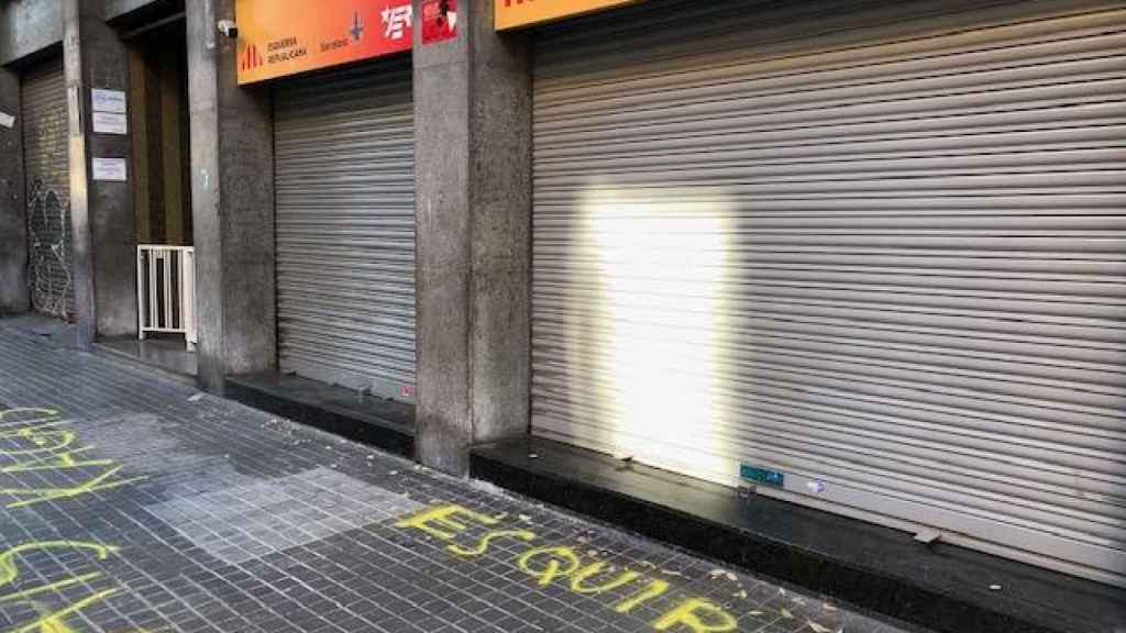 La sede de ERC en el barrio de Fort Pienc decorada con inscripciones insultantes desde el independentismo / CG