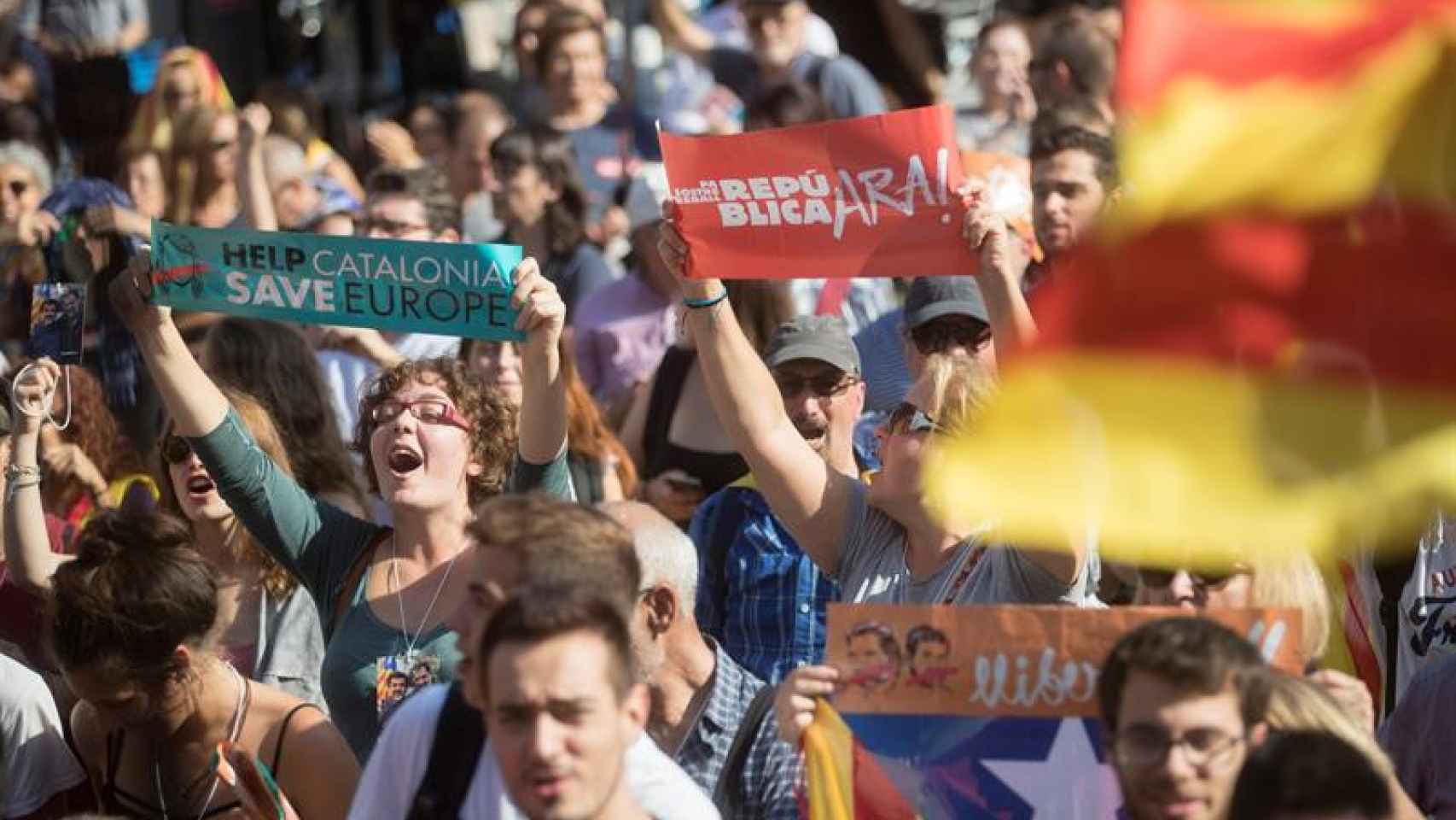 Concentración independentista en los alrededores del Parlament en la mañana de hoy, viernes / EFE