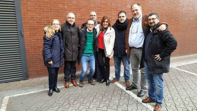 Susana Díaz echa el brazo por encima el pasado domingo a Joaquim Fernández, secretario general del PSC del Baix Llobregat / CG