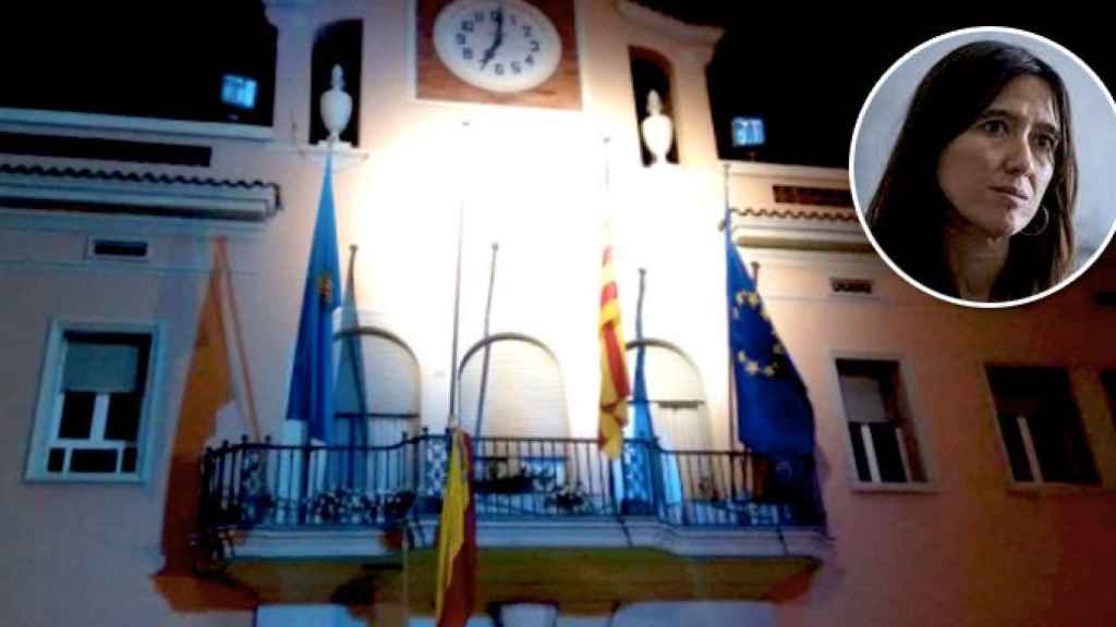 Núria Parlón, alcaldesa de Santa Coloma de Gramanet, y la badera de España con la cuerda rota en el Ayuntamiento de la ciudad / FOTOMONTAJE DE CG