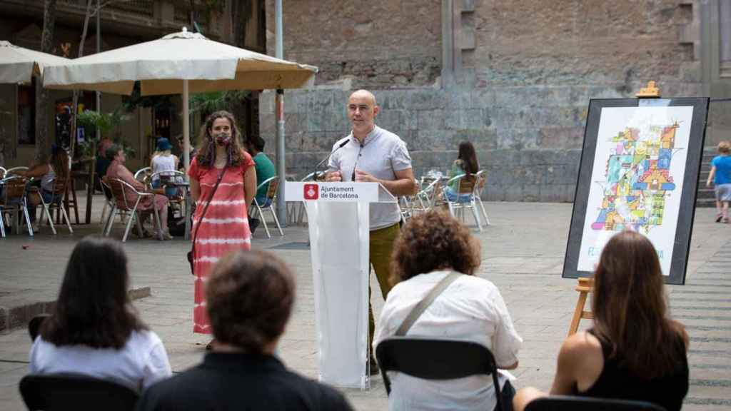 Eloi Badia (d), concejal de Emergencia Climática y Transición Ecológica, presentando las Fiestas de Gracia / EP