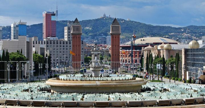 La Font Màgica de Montjüic y las Torres Venecianas / WIKIPEDIA