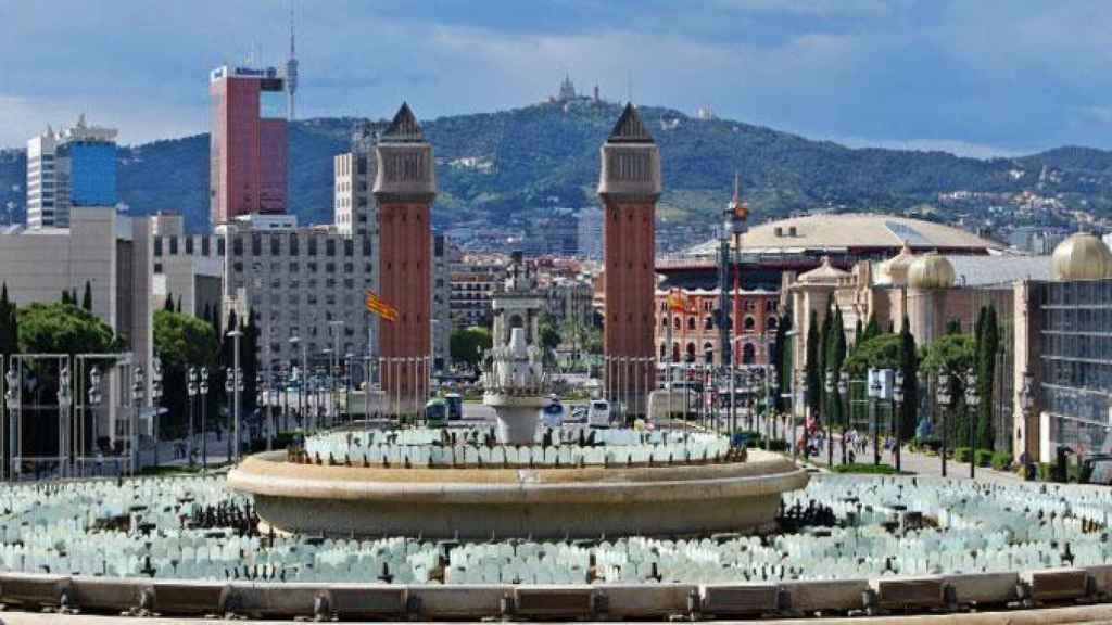 La Font Màgica de Montjüic y las Torres Venecianas / WIKIPEDIA