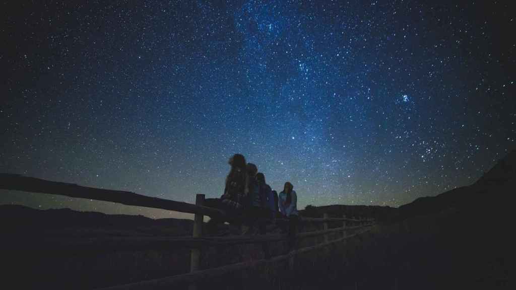 Grupo de personas mirando las estrellas / PIXABAY