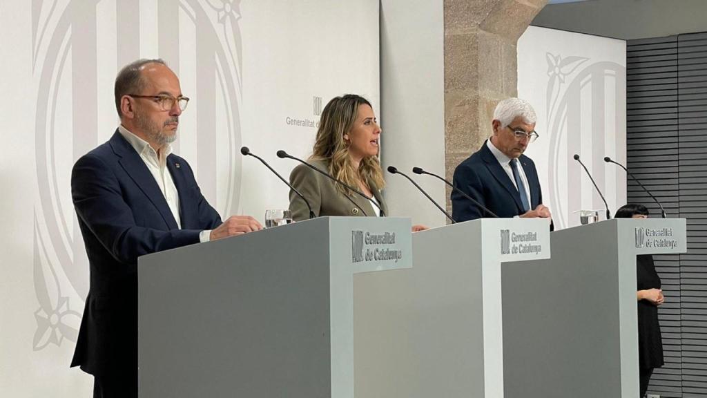 El 'conseller' de Derechos Sociales, Carles Campuzano; la portavoz del Govern de la Generalitat, Patrícia Plaja, y el 'conseller' de Salud, Manel Balcells, en una imagen de archivo
