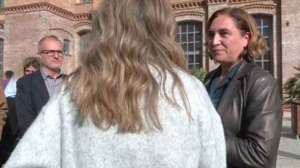 Ada Colau, con la estudiante de la UPF que ha llorado tras ser contestada por la alcaldesa / BETEVÉ