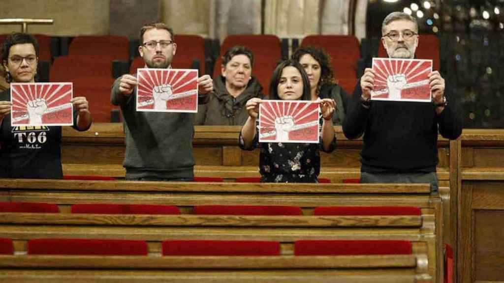 Diputados de la CUP protestan en el Parlament / EFE