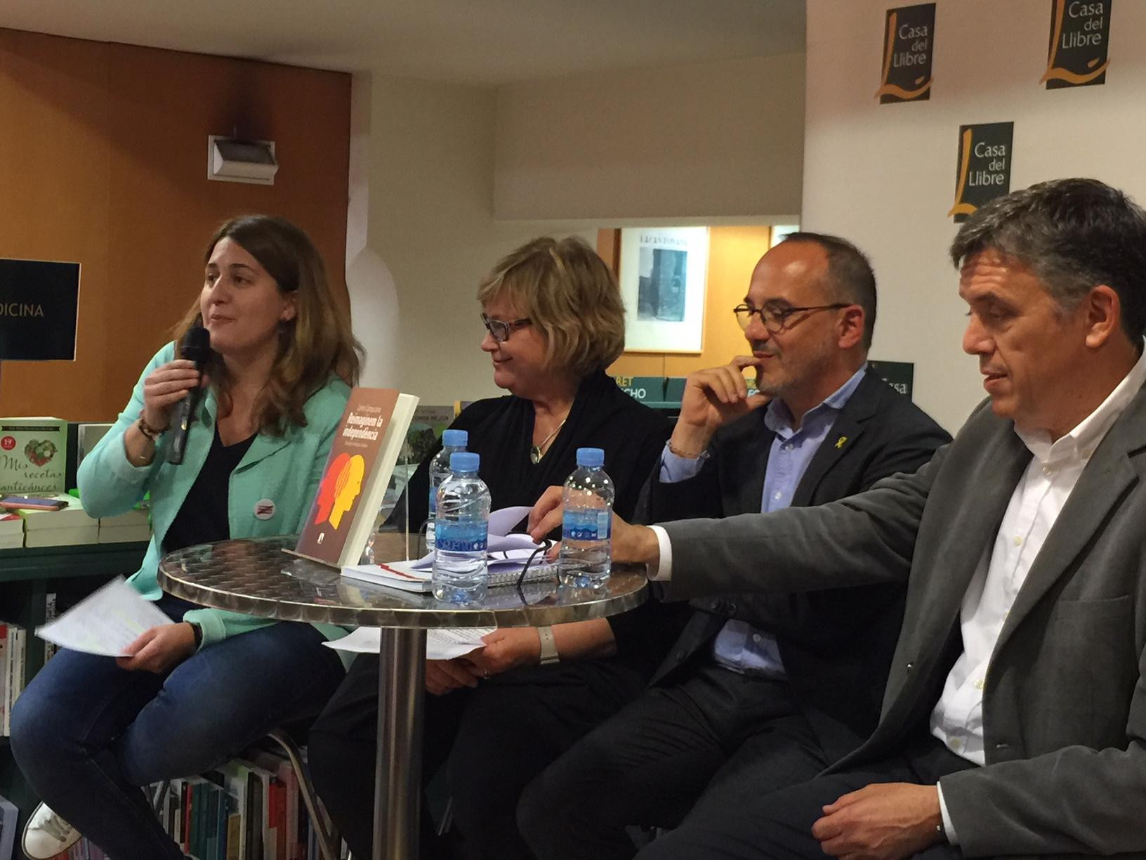 Marta Pascal, junto a Esperança Esteve, Carles Campuzano y Lluís Recoder, en un acto público / CG