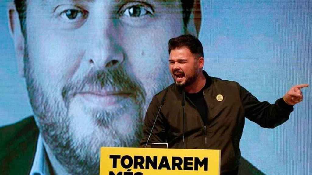 Gabriel Rufián (ERC) en un mítin ante la imagen de Oriol Junqueras / EE