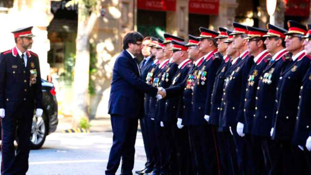 Carles Puigdemont junto a Josep Lluís Trapero, a su llegada a la ofrenda floral en la Diada, en una imagen de archivo / EFE