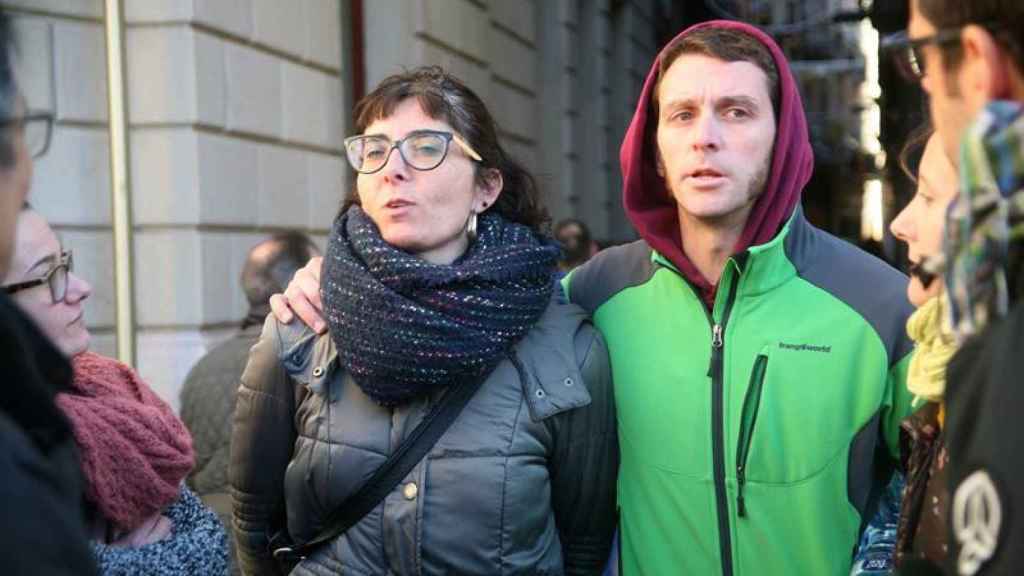 Los concejales de la CUP de Reus Marta Llorens y Oriol Ciurana, a su salida del ayuntamiento en la mañana del miércoles / EFE