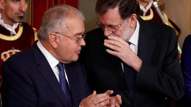 Mariano Rajoy se dirige a Juan José González Rivas, presidente del Tribunal Constitucional, durante la conmemoración del ariversario de la Constitución / EFE