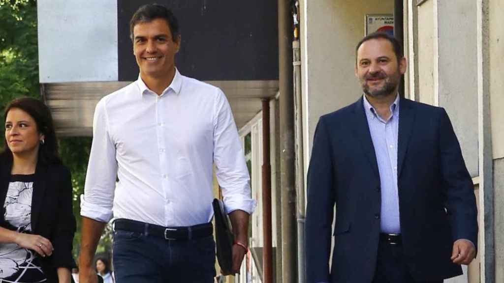 Pedro Sánchez y el nuevo portavoz provisional del PSOE en el Congreso, el diputado valenciano José Luis Ábalos / EFE