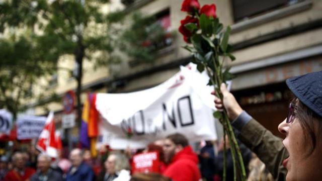 Concentración de simpatizantes socialistas favorables al no a Mariano Rajoy en vísperas del comité federal del PSOE / EFE