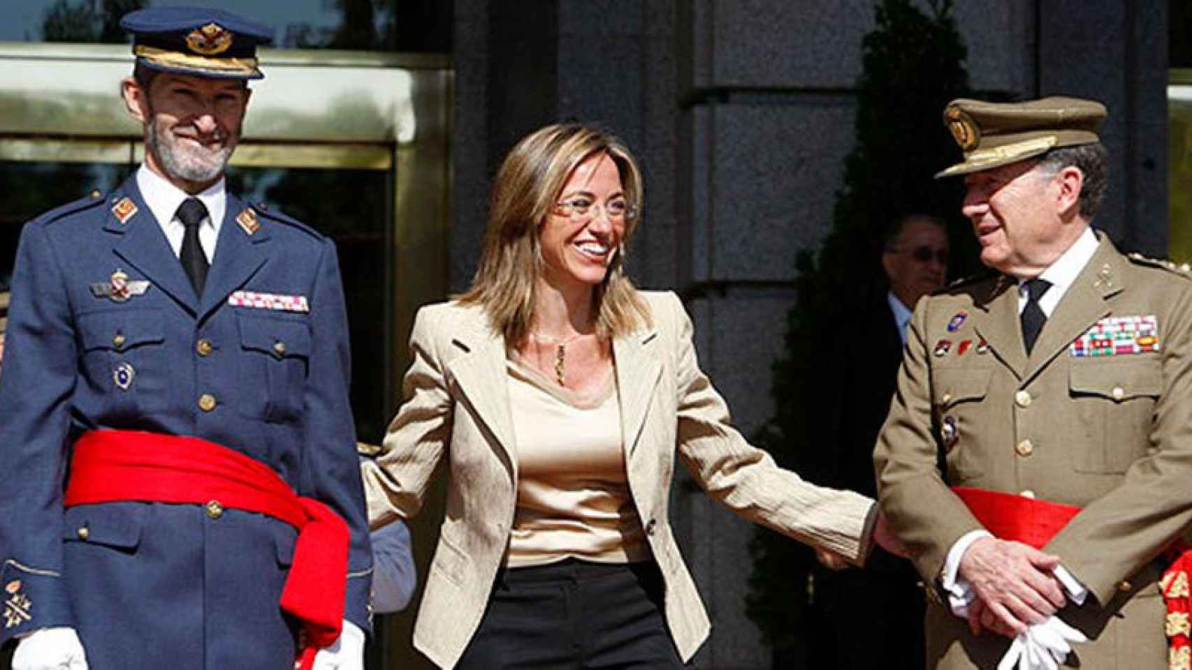 José Julio Rodríguez Fernández, a la izquierda, con Carme Chacón y Félix Sanz Roldán, el Jemad saliente, el día de su toma de posesión / EFE