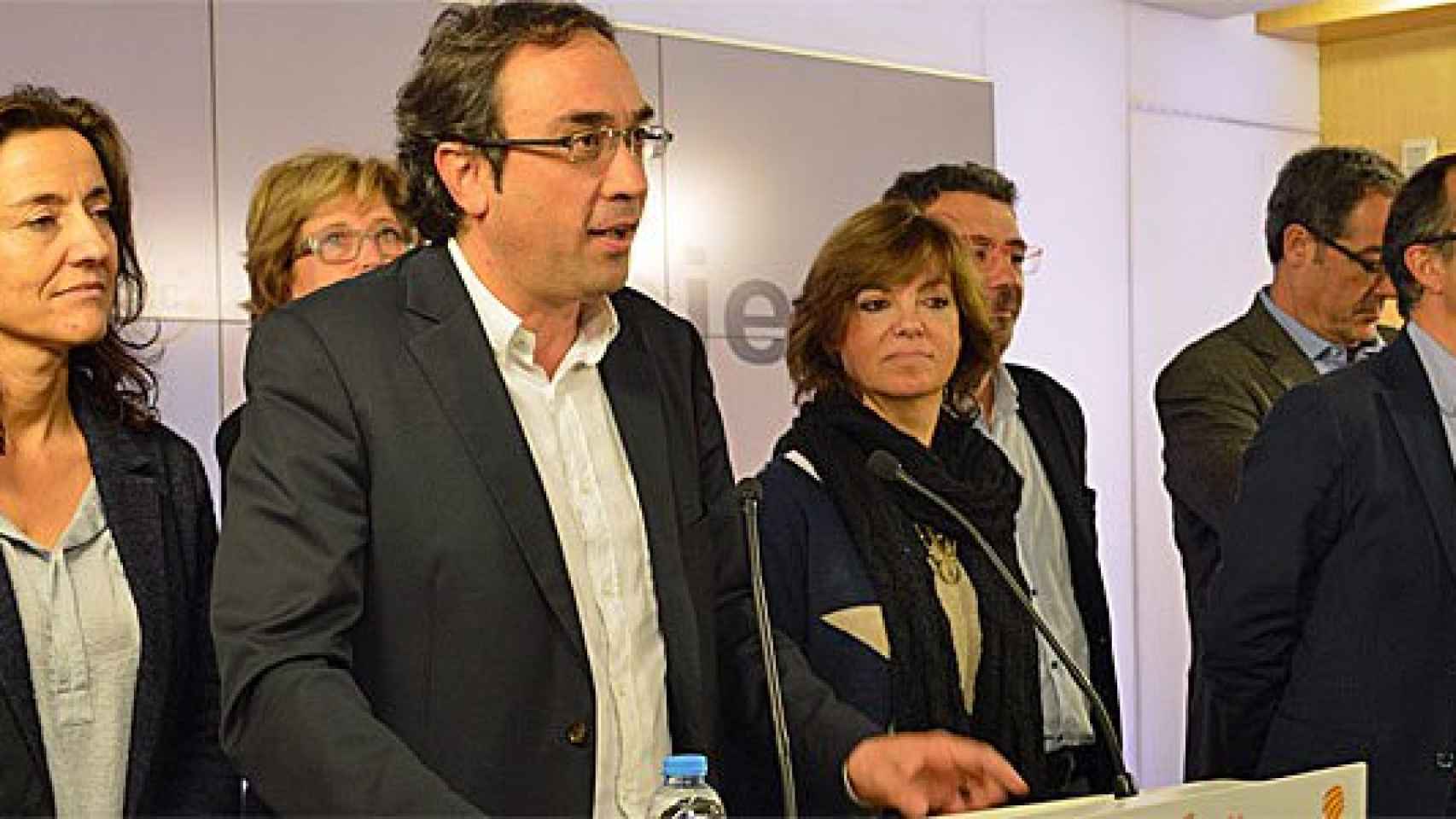 El coordinador general de CDC, Josep Rull, acompañado de la ejecutiva del partido