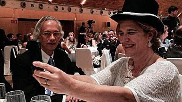 Pilar Rahola, con el sombrero de gala de la policía autonómica que le acredita como Mossa de Honor
