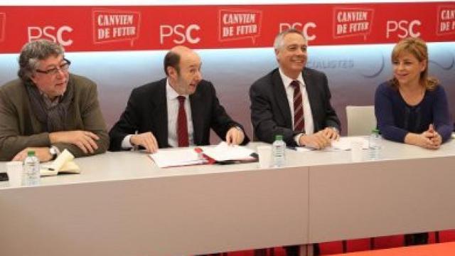 Reunión PSC-PSOE del pasado 7 de enero. De izquierda a derecha, el 'número dos' del PSC, Antonio Balmón; el secretario general del PSOE, Alfredo Pérez Rubalcaba; el primer secretario del PSC, Pere Navarro, y la 'numero dos' del PSOE, Elena Valenciano