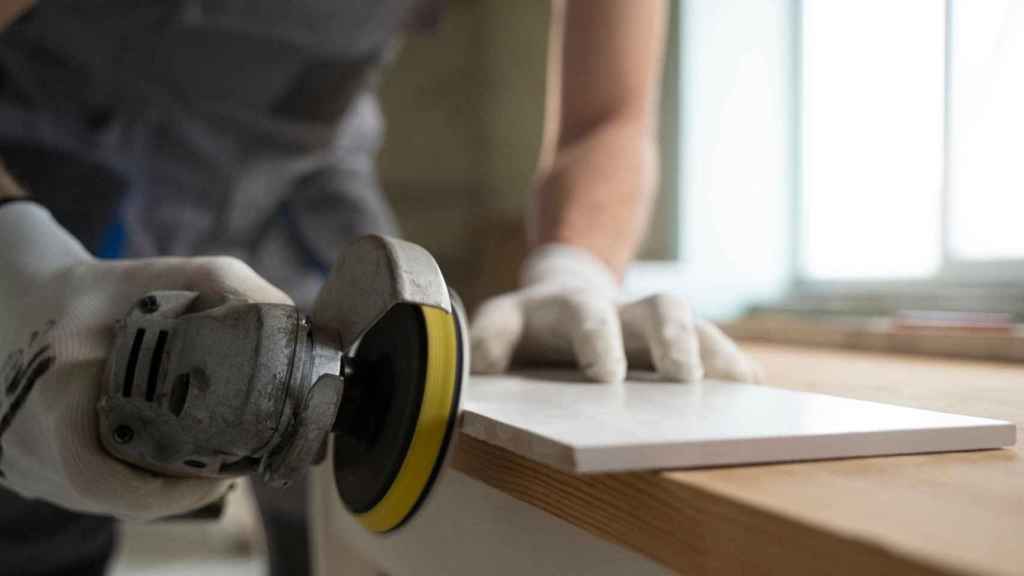 Trabajando un azulejo con una radial de mano