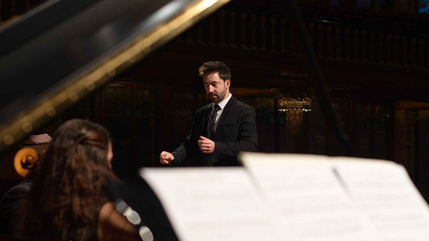 Marc Timón hace de director de orquesta en el Palau de la Música Catalana, en Barcelona / MARC TIMÓN