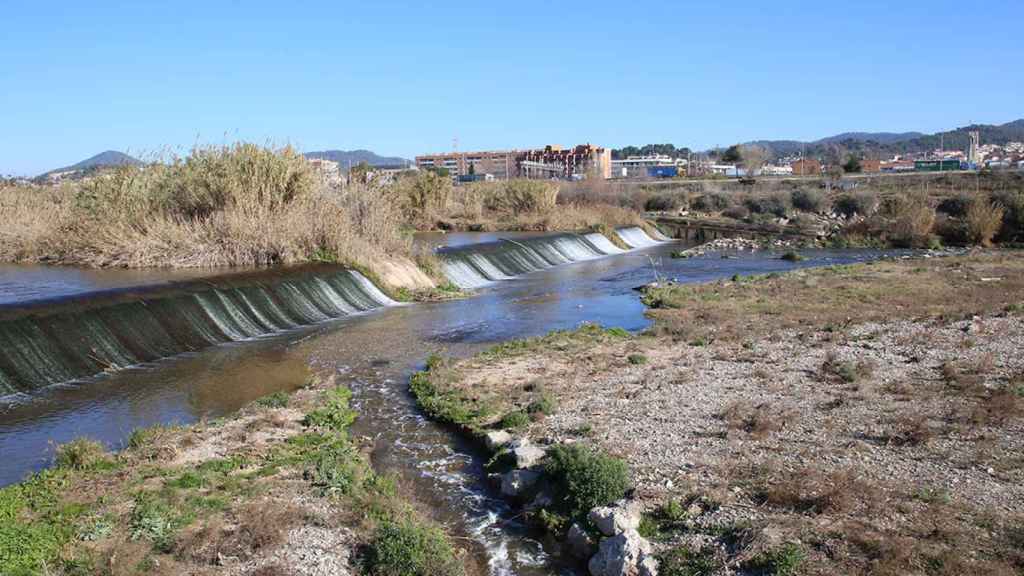 Punto desde el que se aboca agua regenerada al río Llobregat para después ser captada por la estación de tratamiento de agua potable (ETAP) de Sant Joan Despí / AMB