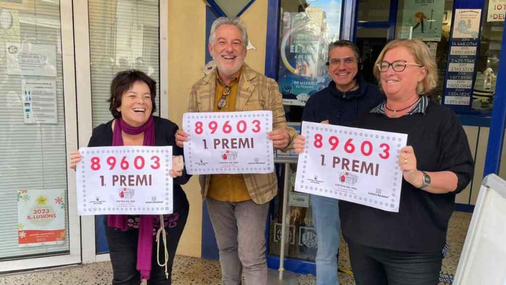 Los loteros de L'Anxova Milionària de L'Escala, tras ganar el primer premio del sorteo del Niño