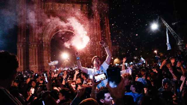 Miles de aficionados argentinos celebran en Barcelona la victoria de la selección de Argentina en la final del Mundial de Qatar /  KIKE RINCÓN - EUROPA PRESS