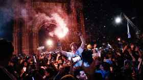 Miles de aficionados argentinos celebran en Barcelona la victoria de la selección de Argentina en la final del Mundial de Qatar /  KIKE RINCÓN - EUROPA PRESS