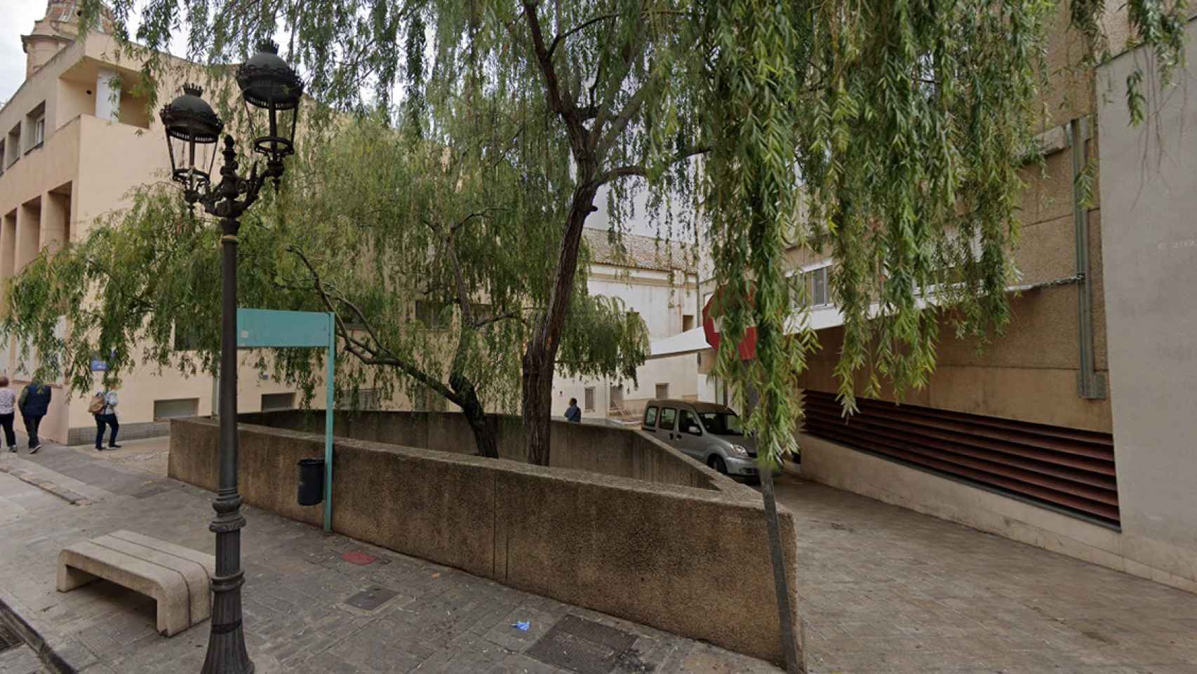 Entrada del Pius Hospital de Valls (Tarragona), cerca de la cual tuvo lugar el atraco a un hombre con silla de ruedas el pasado jueves / GOOGLE STREET VIEW