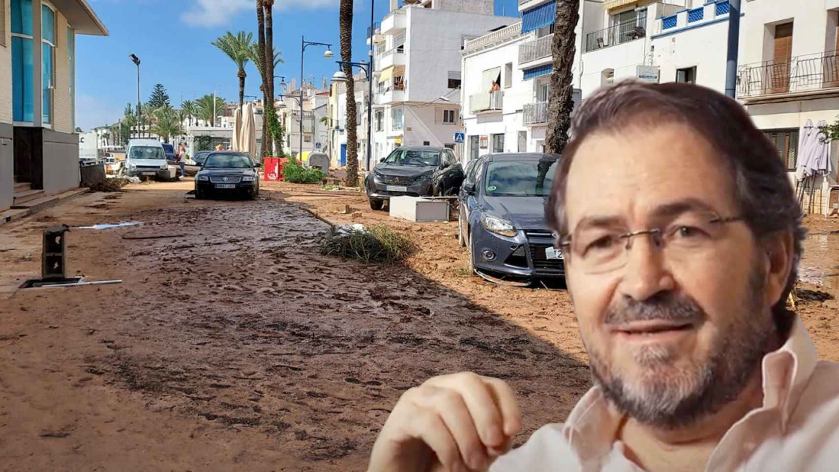 El presidente del Colegio de Geólogos, Manuel Regueiro, sobre una zona embarrada de Alcanar tras unas inundaciones / FOTOMONTAJE DE CG