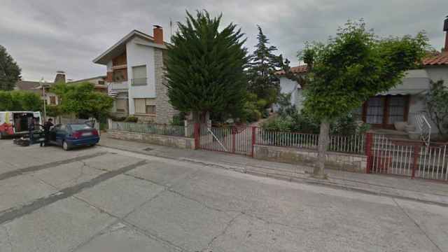 Calle Mestre Pere Santaló de Guissona (Lleida), zona donde ha fallecido la mujer al caer a la piscina vacía / GOOGLE STREET VIEW