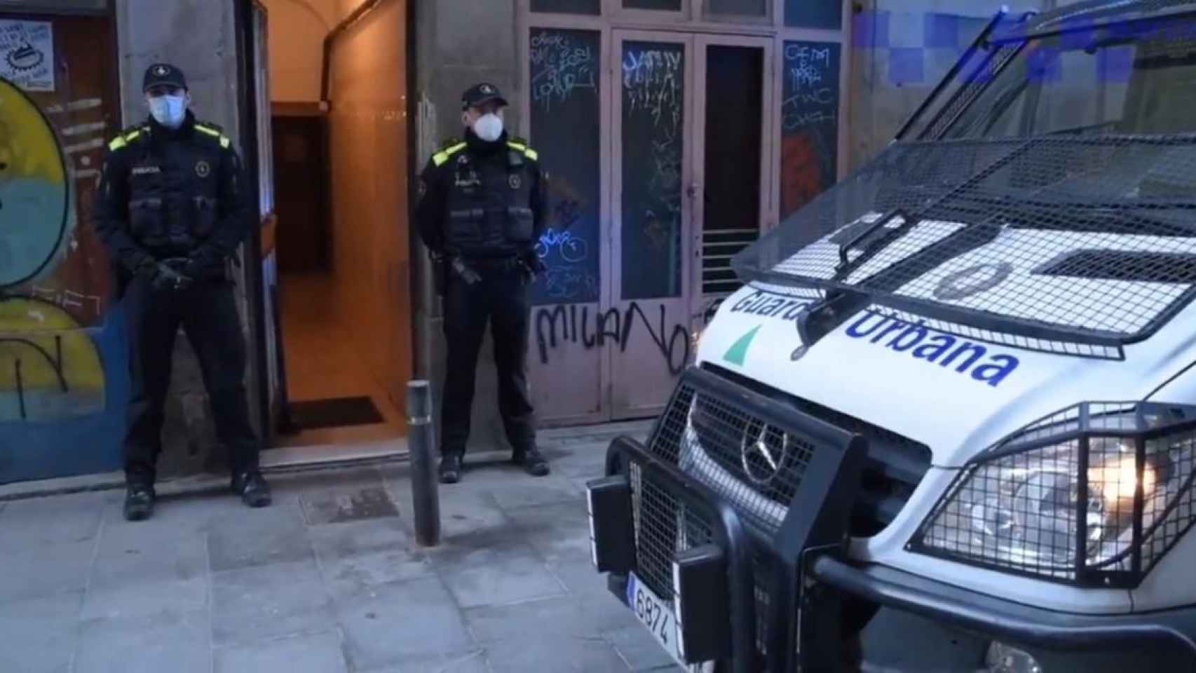 Agentes de la GUB durante una operación contra el tráfico de drogas como el del Eixample / EUROPA PRESS