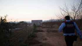 Un agente de los Mossos en las inmediaciones de la casa en la que se atrincheró el pistolero de Tarragona / EUROPA PRESS