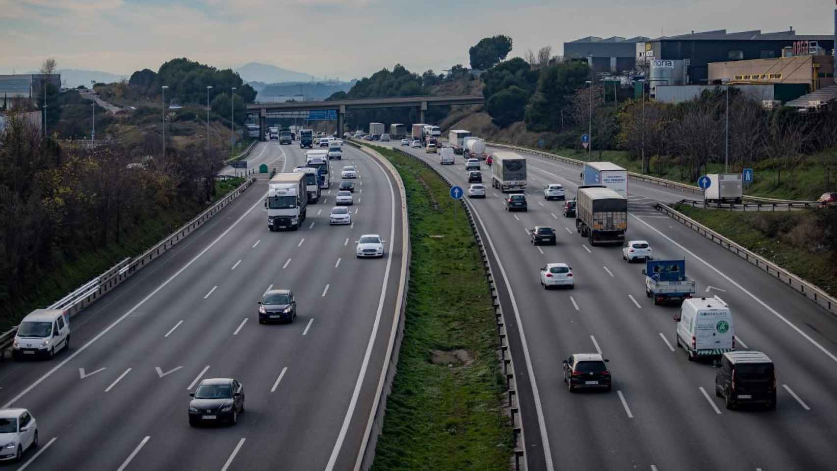 Vehículos circulan por las carreteras catalanas / TRÀNSIT