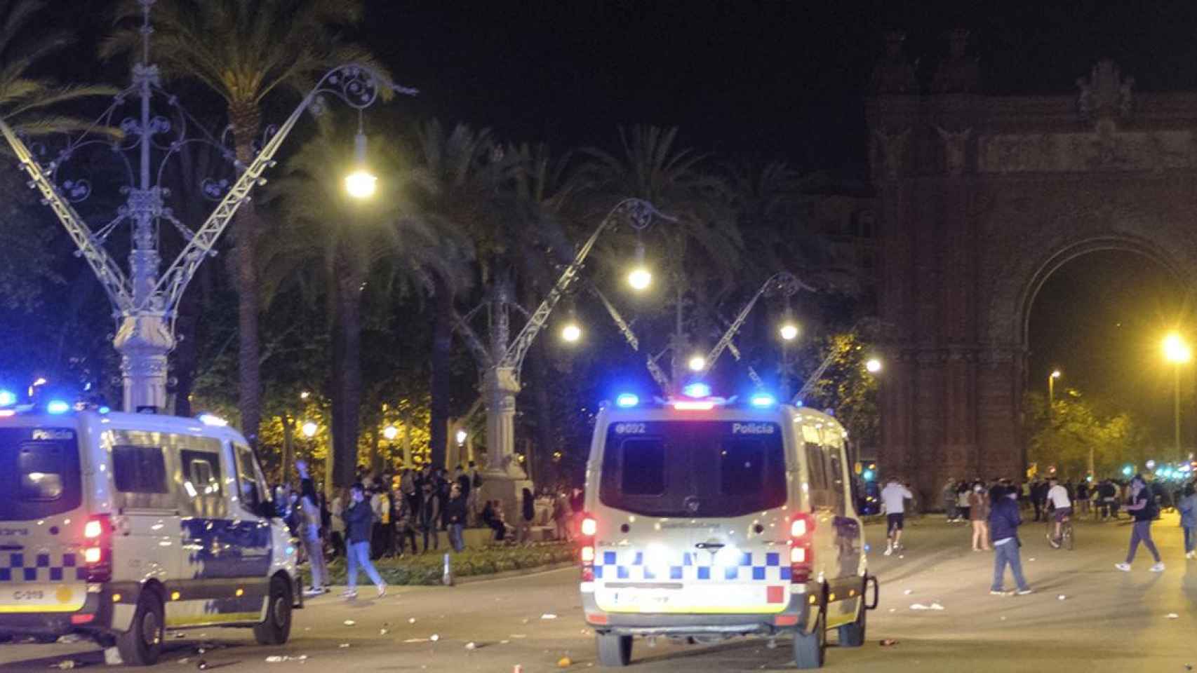 La Urbana dispersa a las personas concentradas en el paseo Lluís Companys durante la noche del sábado / GUB