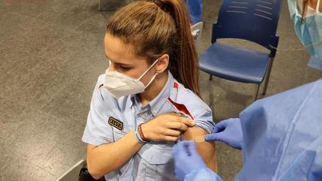 Una agente de los Mossos d'Esquadra recibe la vacuna / EP