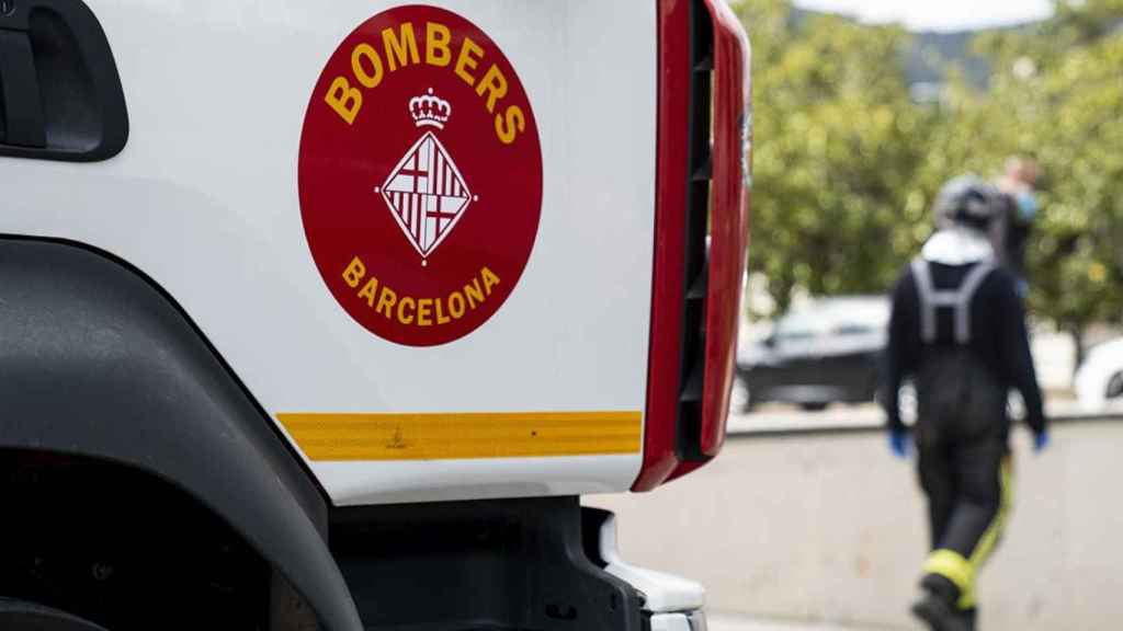 Los bomberos durante el rescate de la conductora atrapada / BCN BOMBERS