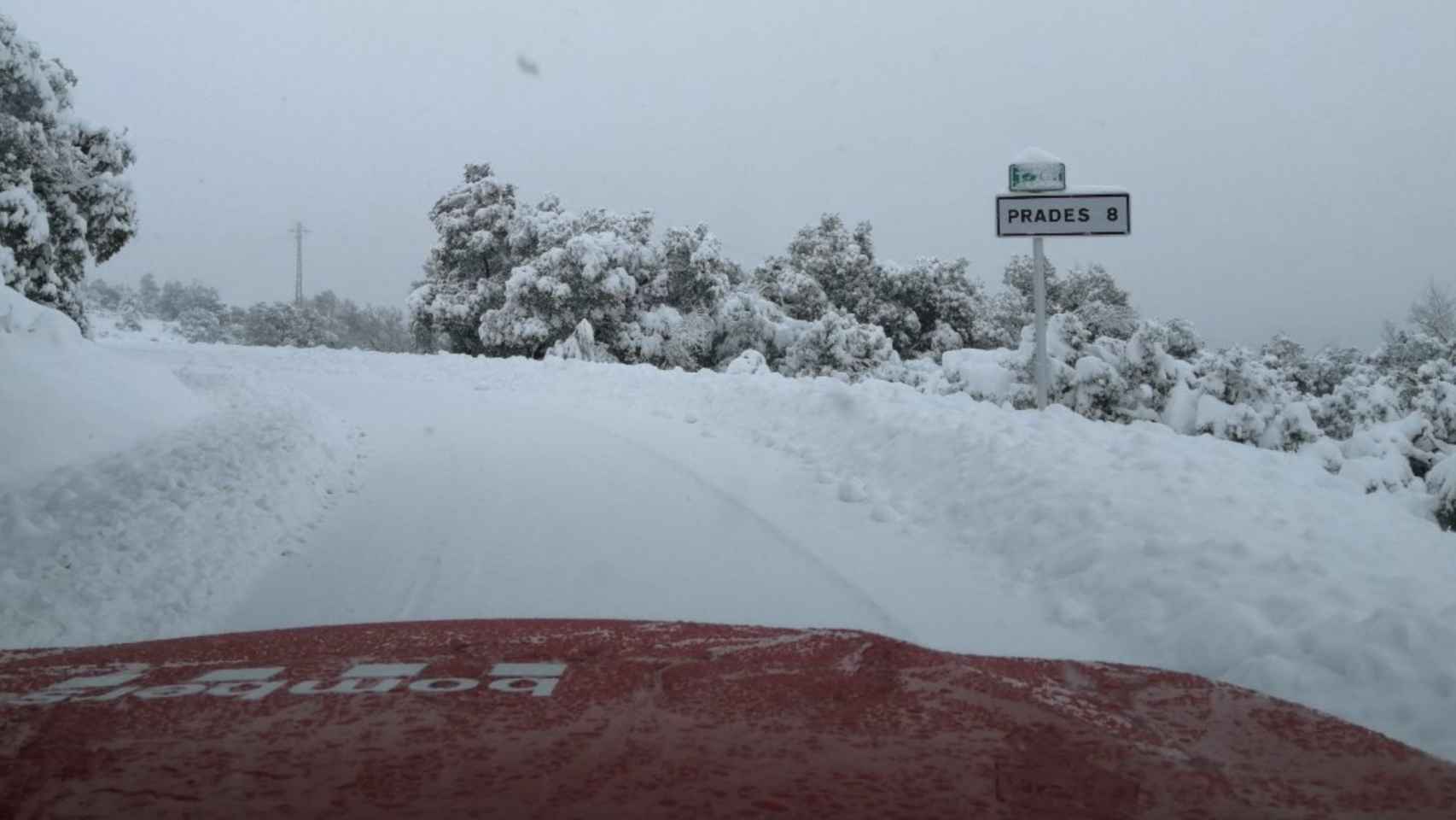 Una carretera catalana llena de nieve en plena ola de frío / BOMBERS