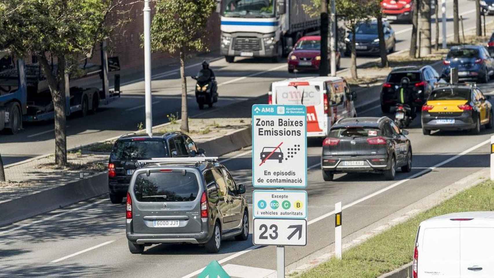 Cartel que indica la zona de bajas emisiones de Barcelona / BARCELONA